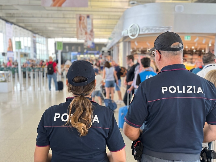 Ruba il portafogli a una donna in un supermercato e usa la carta di credito per le piccole spese: preso e denunciato