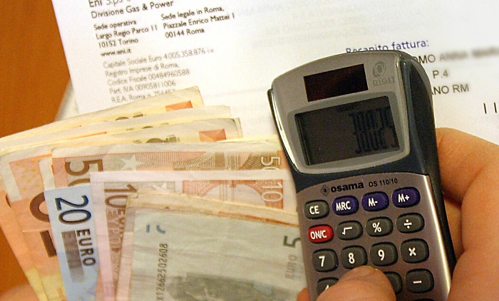 Fa pi&ugrave; caldo e il costo dell'energia &egrave; salito del 10% in un mese: come evitare le bollette - salasso