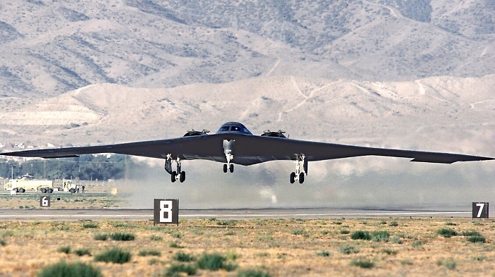 Il B-2 Stealth, il bombardiere che sui radar sembra grande come un frisbee e che vola per 11 mila km