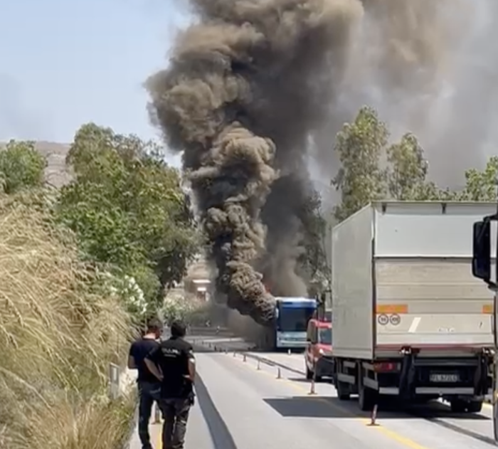 Autobus in fiamme sulla Ragusa-Catania