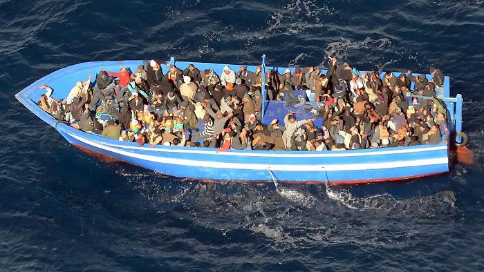 Migranti, a Lampedusa sbarca all'alba un barcone con 85 persone