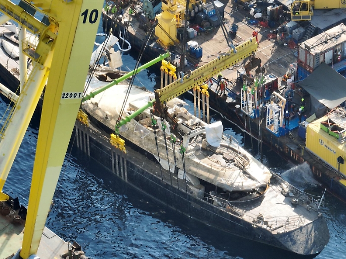 Lo scafo del Bayesian &laquo;sporco ma senza particolari danni&raquo;