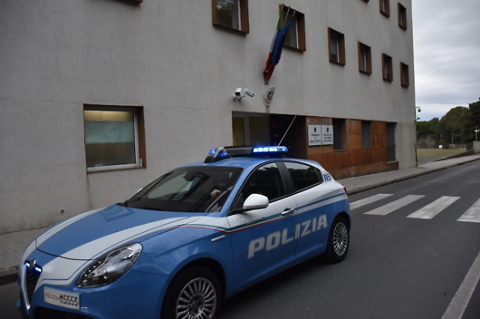 Caltagirone, un 26enne extracomunitario si scaglia contro i poliziotti durante un controllo