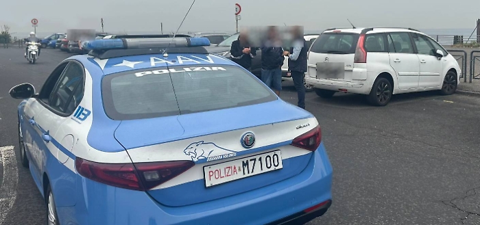"No money? Io rompere macchina", arrestato posteggiatore abusivo