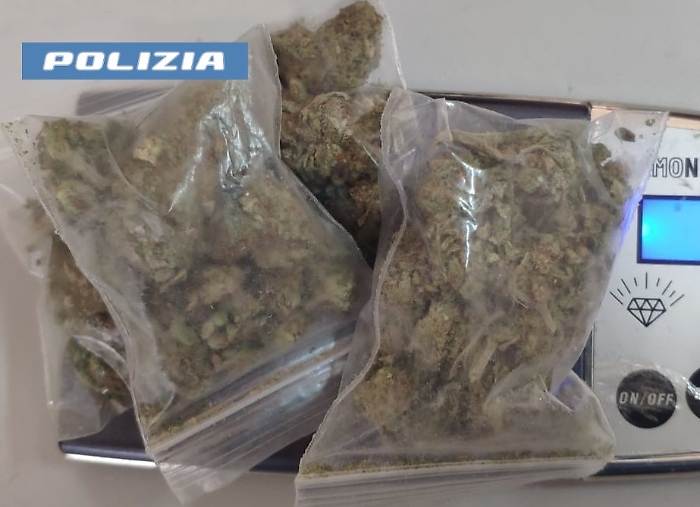 I "Falchi" in azione a Catania: due pusher arrestati in strada con cocaina e marijuana