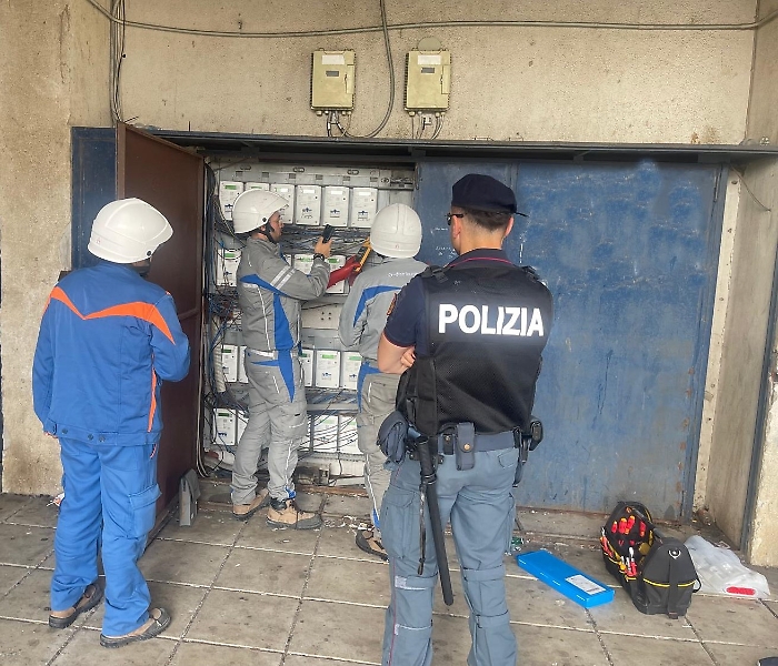 "Bypass" di cavi elettrici a Librino per allacci abusivi e non pagare bollette: scattano le denunce