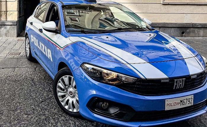 Rapinatore aizza il cane contro commerciante di un supermercato: arrestato