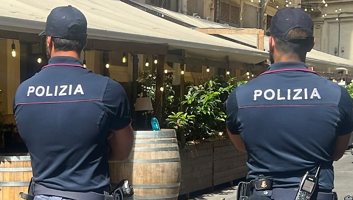 Tavoli abusivi sul marcipiede e pubblicit&agrave; sandwich senza autorizzazione: multati bar e bistrot a Catania