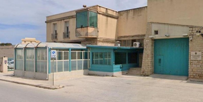 Sale la tensione nelle carceri siciliane: dopo il Malaspina, 15 detenuti barricati a Trapani e 5 agenti feriti