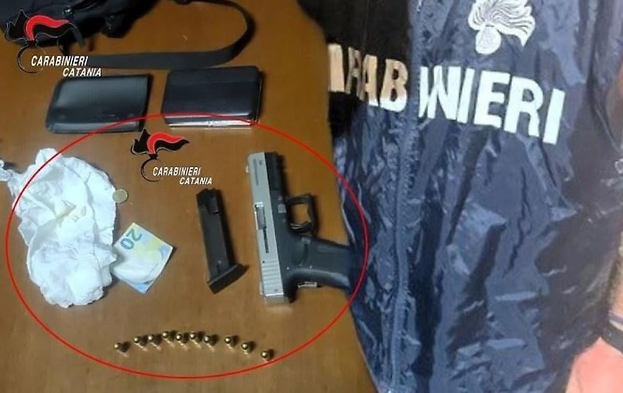 A spasso per Librino con una pistola e dosi di crack nel borsello, arrestato un giovane pusher