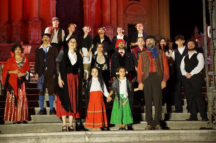 Ragusa, la scalinata del duomo si è trasformata in un palcoscenico a cielo aperto con la compagnia Godot
