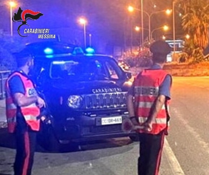 Rubano un'auto a Giardini e poi non si fermano all'alt dei carabinieri: due giovani catanesi presi dopo un inseguimento