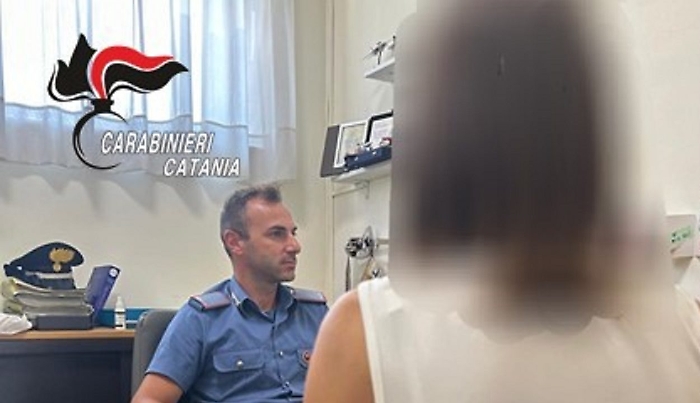 Accolto dalla ex per scontare i domiciliari, si ubriaca e si scaglia contro la donna e i suoi parenti: arrestato