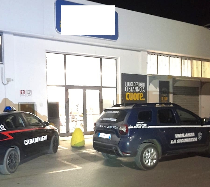Vittoria, fanno un buco nel muro di cinta del supermercato: ma i ladri non riescono a portare via nulla