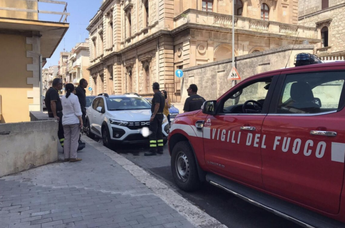 Ragusa, liberato un gattino rimasto intrappolato nel motore di un'auto