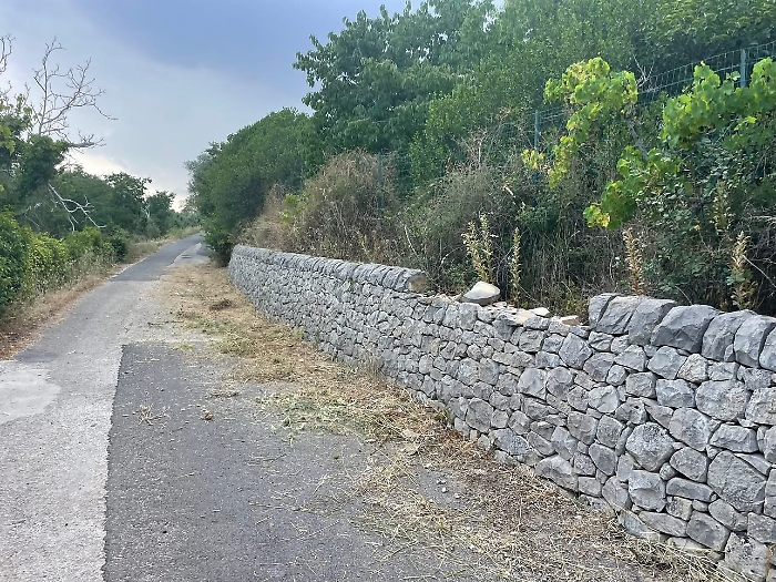 La strada della vergogna a Cava Ispica: rubano le "traverse" dei muri a secco lungo la strada che conduce a San Nicola