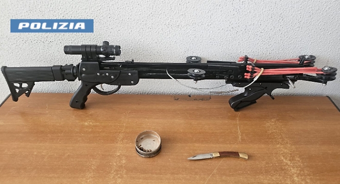 A spasso in via Sturiale con una balestra in una busta: denunciato un catanese