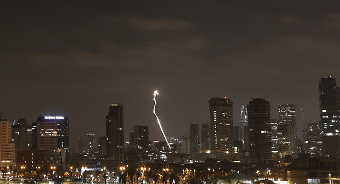 Israele "martella" l'Iran ma piovono missili su Tel Aviv: la guerra non si ferma
