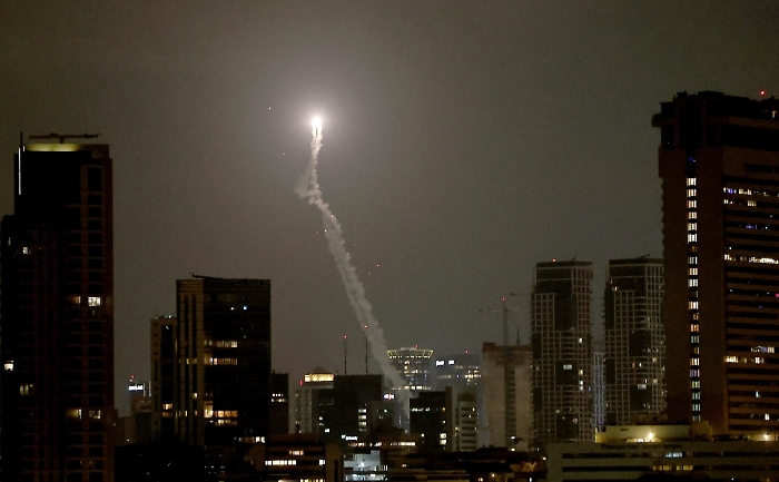 L'Iran: &laquo;Abbattuto un F35 sionista. Guerra finir&agrave; con la distruzione di Israele&raquo;. Ma Tel Aviv: &laquo;Strada spianata verso Teheran, ora tocca al resto&raquo;