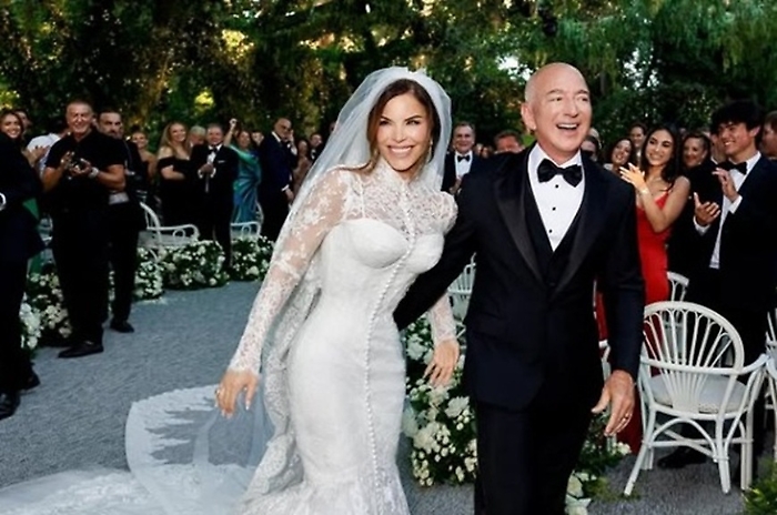 Jeff Bezos e Lauren Sanchez si sono detti s&igrave;, ora a Venezia comincia il ricevimento super blindato