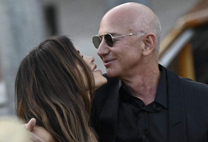 Jeff Bezos e Lauren Sanchez, il bacio tra le calli: a Venezia il party finale delle nozze dell'anno