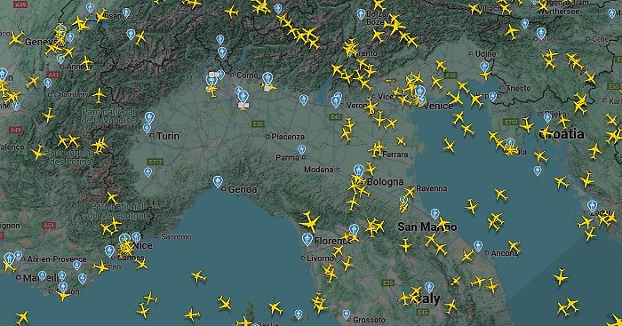Voli nel caos nell'Italia nord ovest per un guasto al controllo radar: decine di aerei bloccati a terra per ore