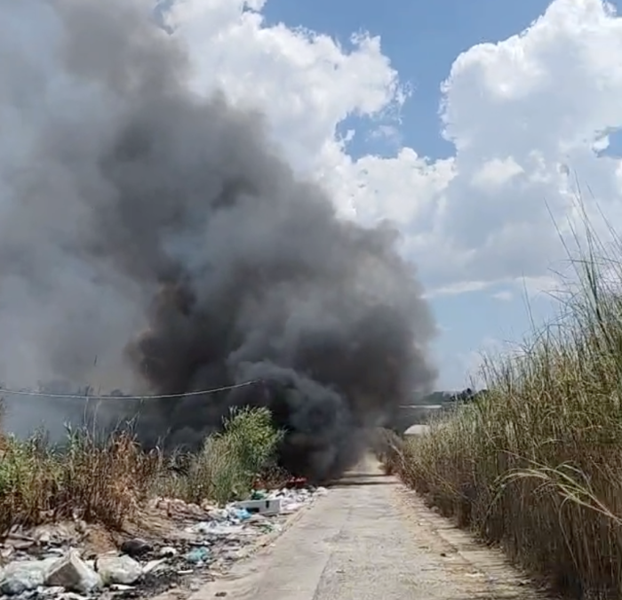 Vittoria, in fiamme discarica abusiva in via Coria. La denuncia di Terre Pulite