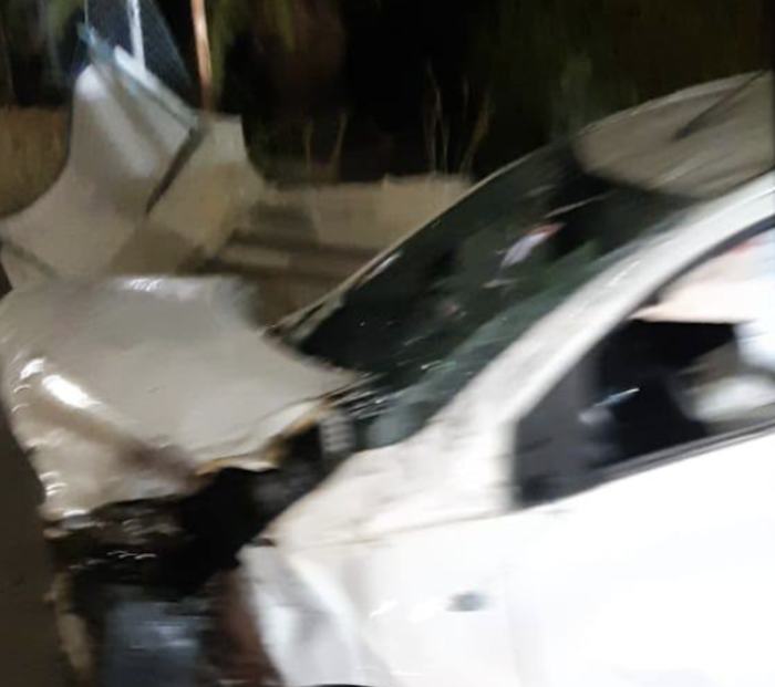 Sampieri, auto contro un muro all'altezza del passaggio a livello