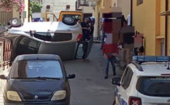Scicli, auto si ribalta in una strada del centro urbano: incidente spettacolare ma nessun ferito