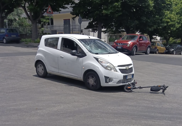 Ragusa, scontro tra auto e un monopattino: giovane ricoverato in ospedale