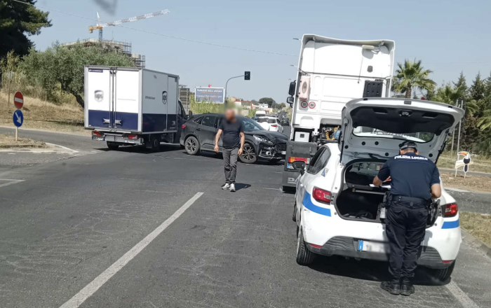 Vittoria, scontro tra auto e un tir: due feriti
