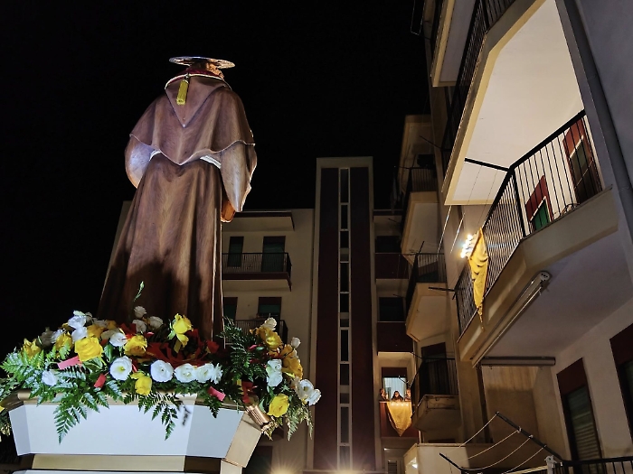 Comiso, il simulacro di Sant'Antonio di Padova in processione