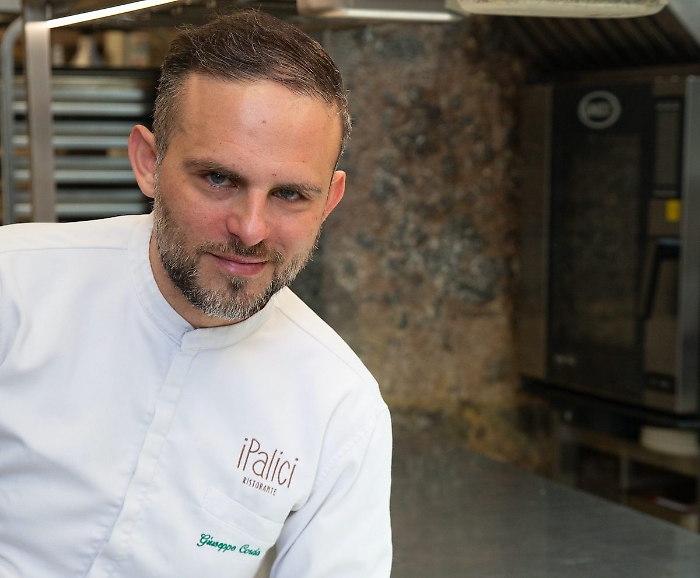 Dalla scuola del Timeo alla guida del Relais San Giuliano: Peppe Corda racconta la sua cucina tra Etna, mare e oriente