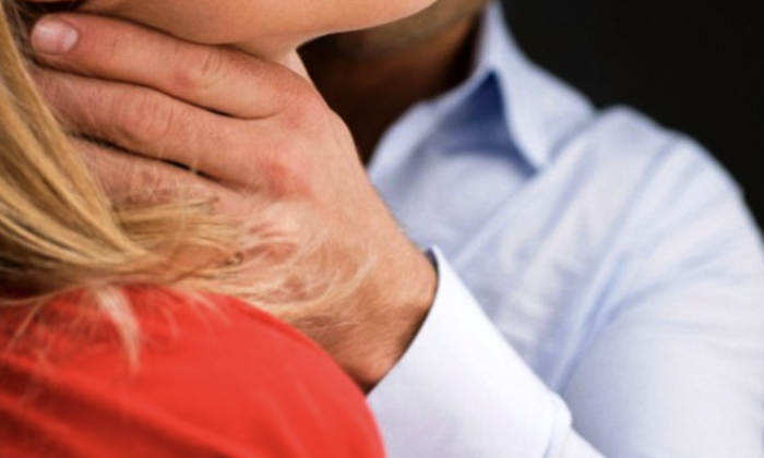 Ragusa, va a trovare l'amica. Lei non c'&egrave;, ma il fratello l'aggredisce: finisce in ospedale