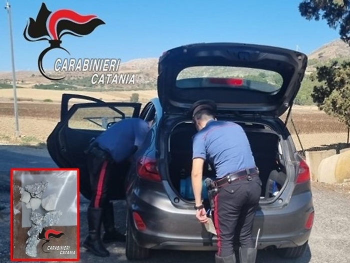 Ramacca: tenta la fuga e lancia la droga dal finestrino