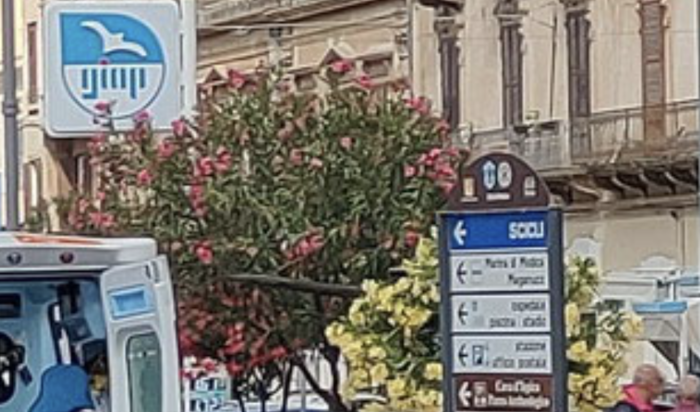 Modica, precipita nel vuoto mentre pulisce le persiane: donna trasportata in ospedale