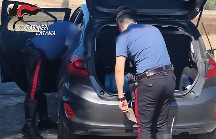"Beccati" in auto con la droga in via Curia: arrestati