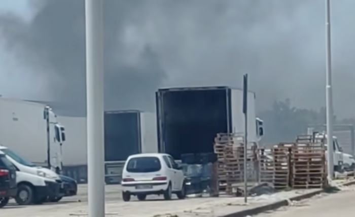 Vittoria, bruciano rifiuti alle spalle dell'ortofrutticolo (video)