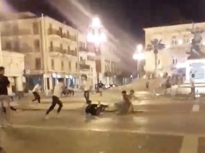 Vittoria, rissa in piazza del Popolo (video)