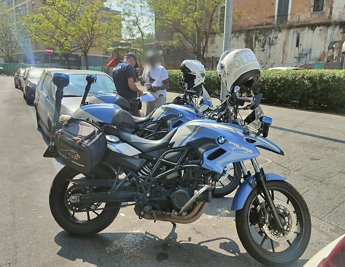 Il posteggiatore abusivo minaccia un poliziotto: "Se non paghi ti taglio la gola"