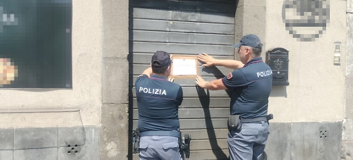 Chiosco-bar con la saracinesca a met&agrave; insospettisce la Polizia che ci trova dentro dei pregiudicati: attivit&agrave; sospesa