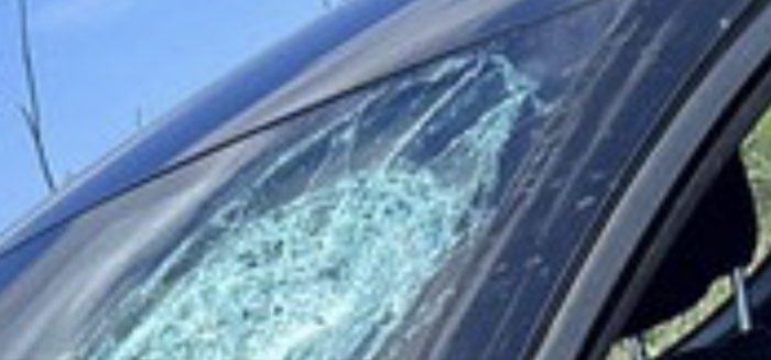 Sampieri (Scicli), grosse pietre contro le auto. Distrutto il parabrezza di una Lancia