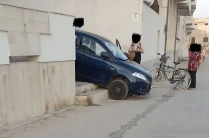 Donnalucata, con l'auto giù per le scale in prossimità del lungomare