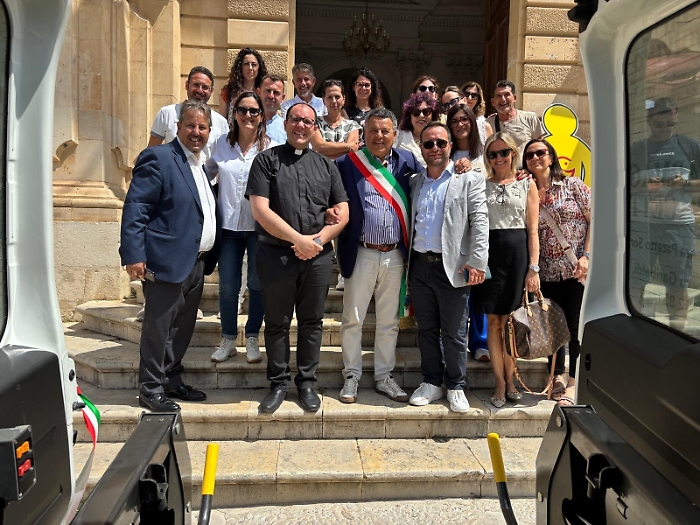 Scicli, consegnato al Comune il veicolo per il trasporto di persone diversamente abili