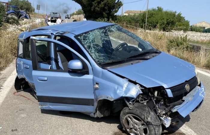 Modica, violento scontro tra un trattore e una Panda