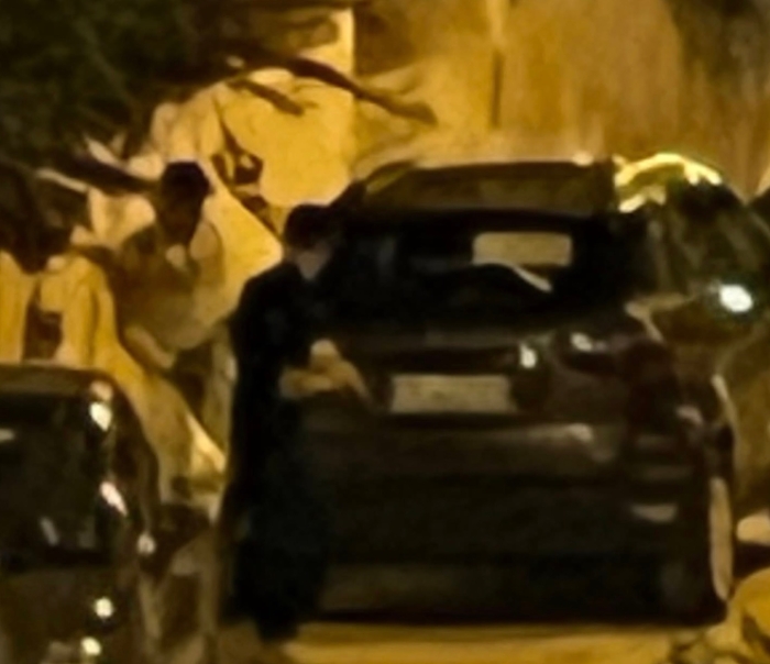 Marina di Ragusa, urina su auto in sosta. E monta la polemica