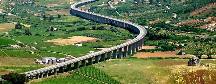 Stava per lanciarsi da cavalcavia sulla Palermo-Mazara: un carabiniere la vede e la salva