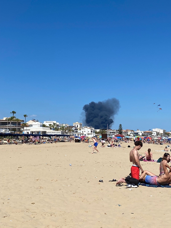 Marina di Ragusa, incendio in prossimit&agrave; della foce del fiume Irminio. In azione vigili del fuoco e forestale