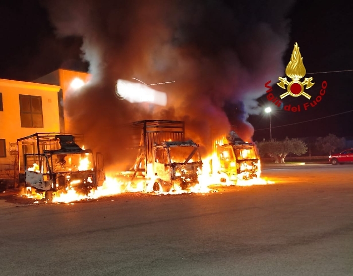 Vittoria, in fiamme tre camion in un magazzino ortofrutticolo ad Alcerito