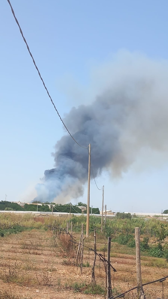 Valle dell'Ippari in fiamme, intervengono i vigili del fuoco